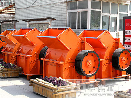 不僅可用于破碎生產(chǎn)線、制砂生產(chǎn)線，也可在選礦生產(chǎn)線中替代圓錐破碎機(jī)。下面我們就具體來(lái)看錘式破碎機(jī)應(yīng)用于哪些方面？